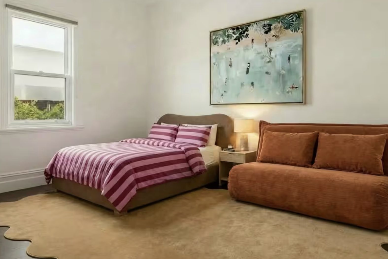 Queen bedroom with double sofa bed