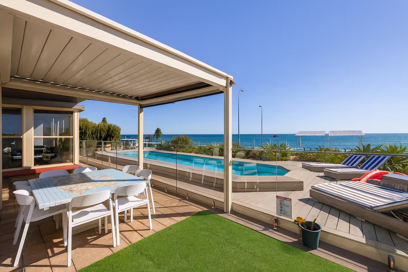 Poolside alfresco dining